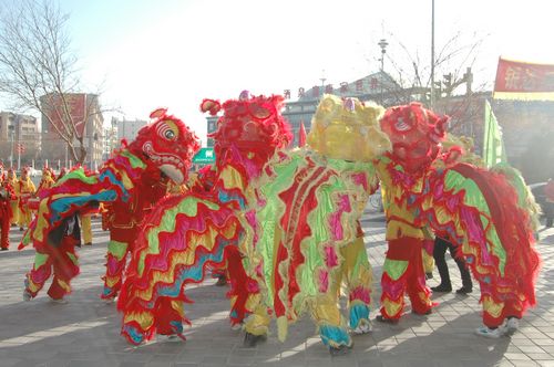 酒泉市2011年元宵節(jié)社火匯演期間，部分社火隊來公司拜年