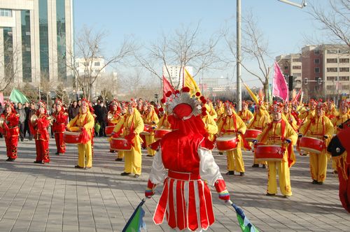 酒泉市2011年元宵節(jié)社火匯演期間，部分社火隊來公司拜年