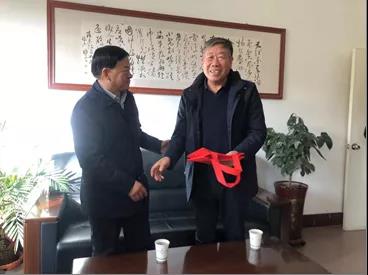 敦煌種業(yè)領(lǐng)導(dǎo)看望慰問(wèn)公司老干部、老黨員及困難黨員職工