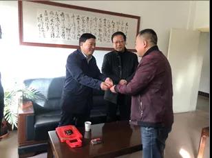 敦煌種業(yè)領(lǐng)導(dǎo)看望慰問(wèn)公司老干部、老黨員及困難黨員職工